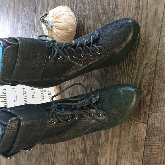 Express Ankle Boots - Picture 4 of 10